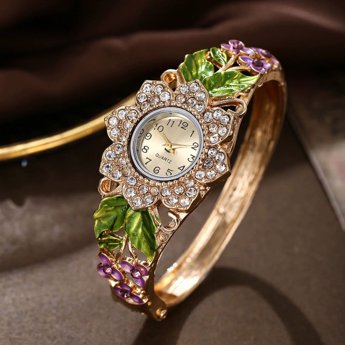 Alloy Bracelet Quartz Watch For Women With Round Dial Fashion Style