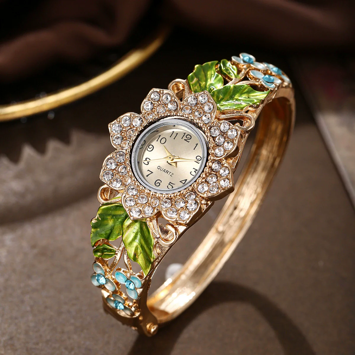 Alloy Bracelet Quartz Watch For Women With Round Dial Fashion Style - Image 2