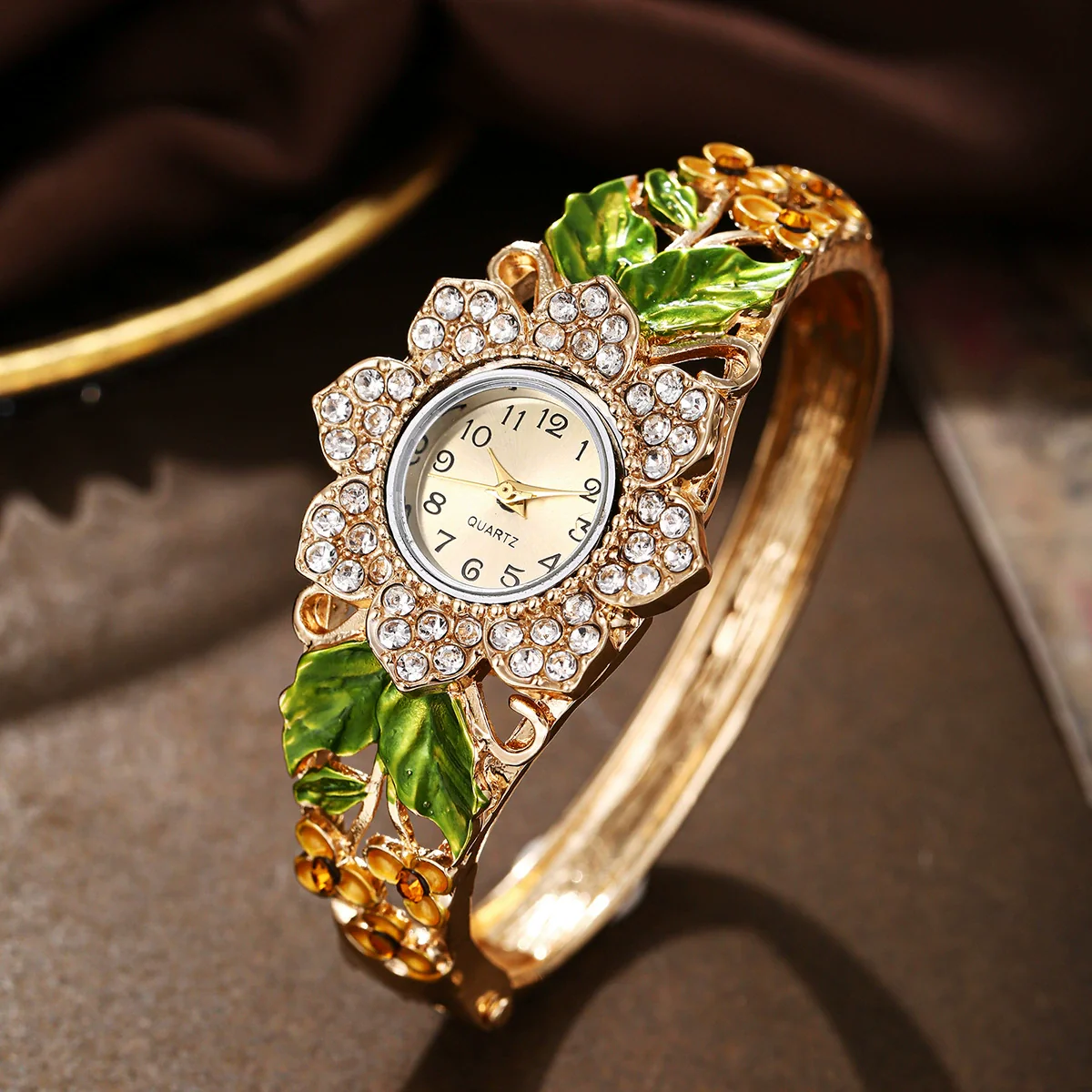 Alloy Bracelet Quartz Watch For Women With Round Dial Fashion Style - Image 3