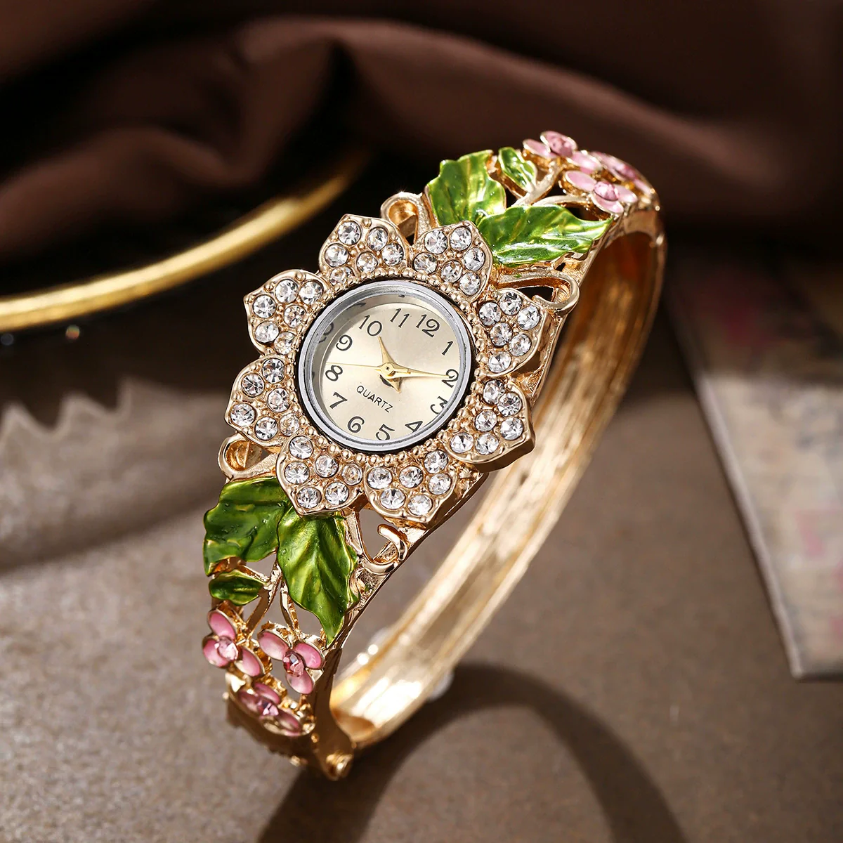 Alloy Bracelet Quartz Watch For Women With Round Dial Fashion Style - Image 4