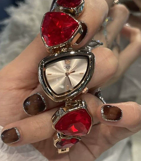 Alloy Bracelet Watch Irregular Crystal Strap Light Luxury Fashion Design - Image 11