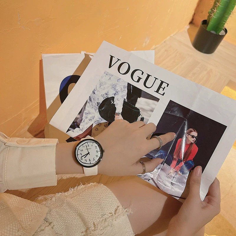 Alloy Case Ordinary Glass Mirror Graffiti Digital Dial Casual Couple Watch - Image 5