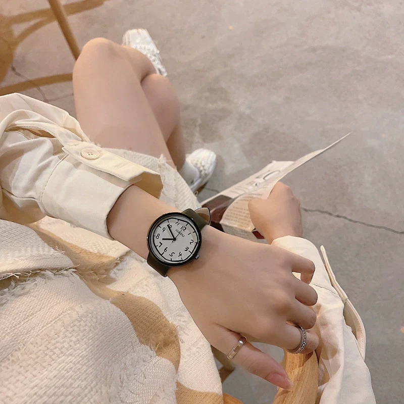 Alloy Case Ordinary Glass Mirror Graffiti Digital Dial Casual Couple Watch - Image 7