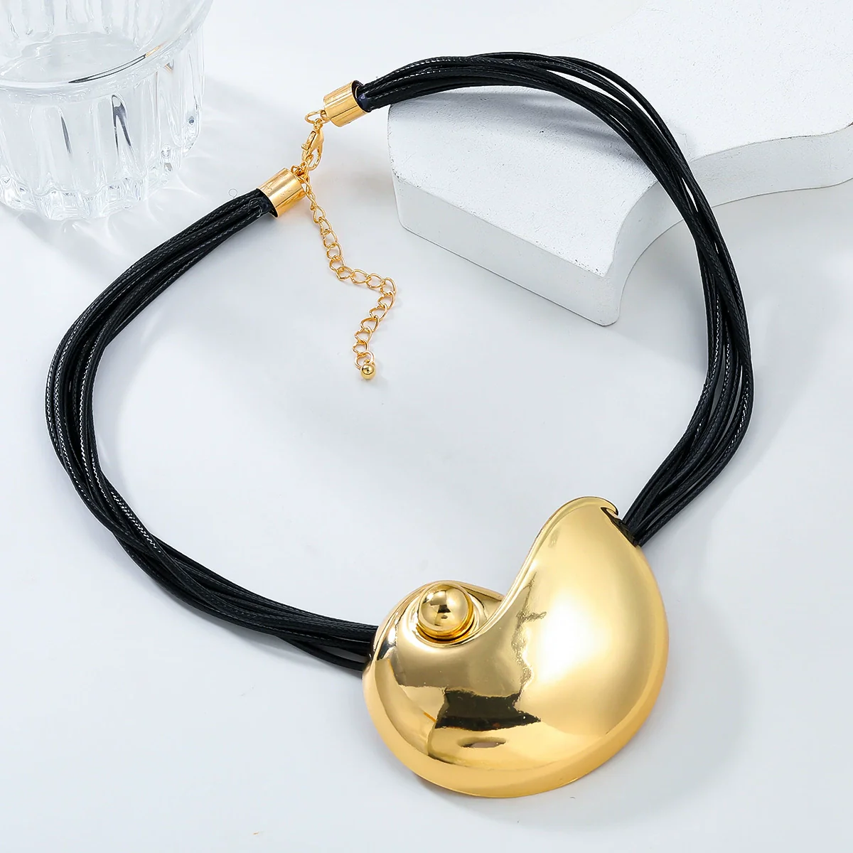 Alloy Conch Necklace Women's Fashionable Metal Pendant With Animal Geometric Style Electroplated - Image 2