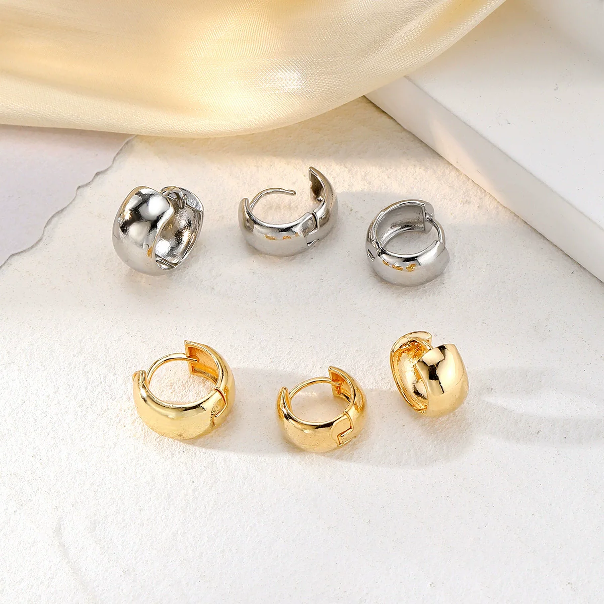 Alloy Electroplated U Shape Highend Retro Light Luxury Women's Earrings - Image 3