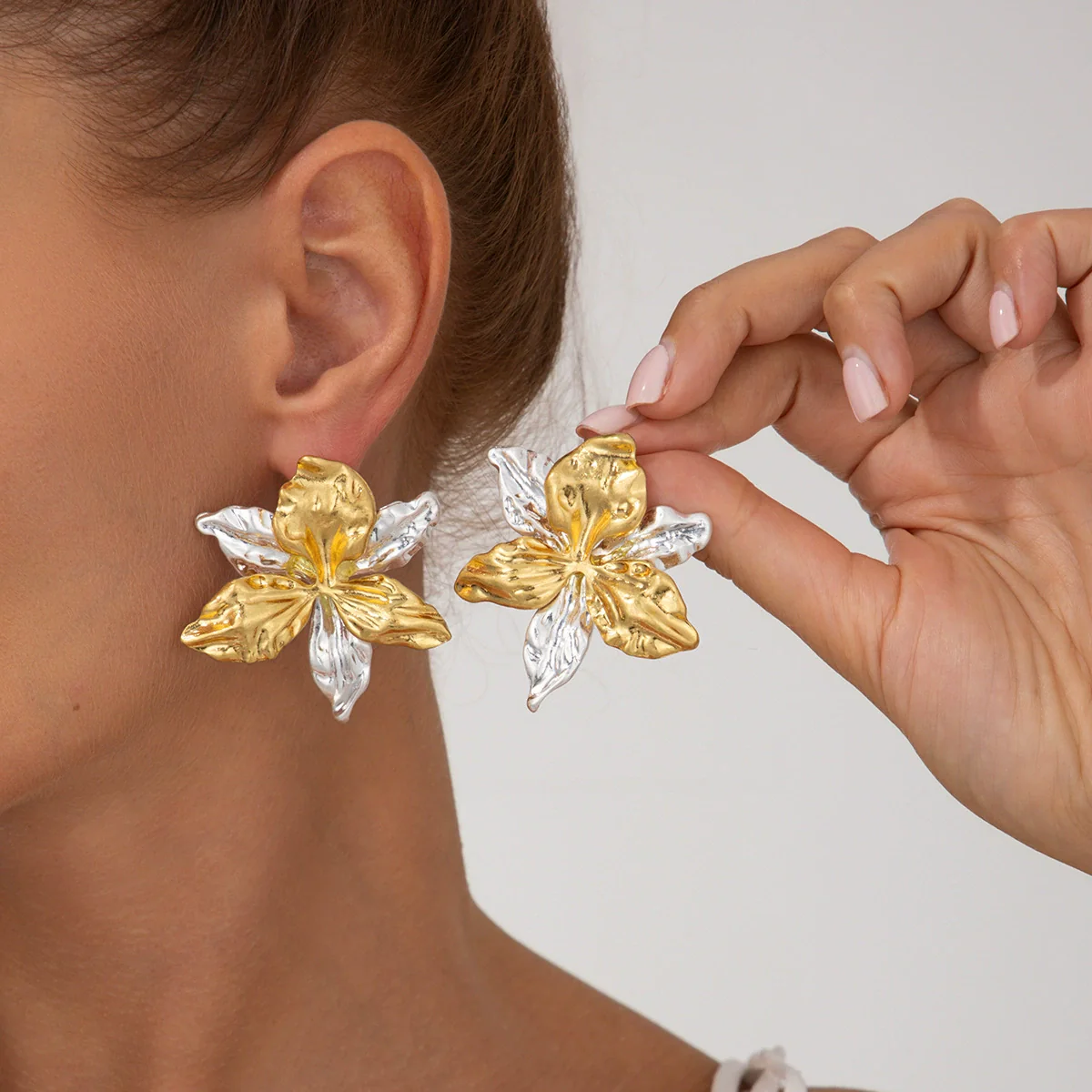 Alloy Flower Pleated Electroplated Women's Earrings - Image 3