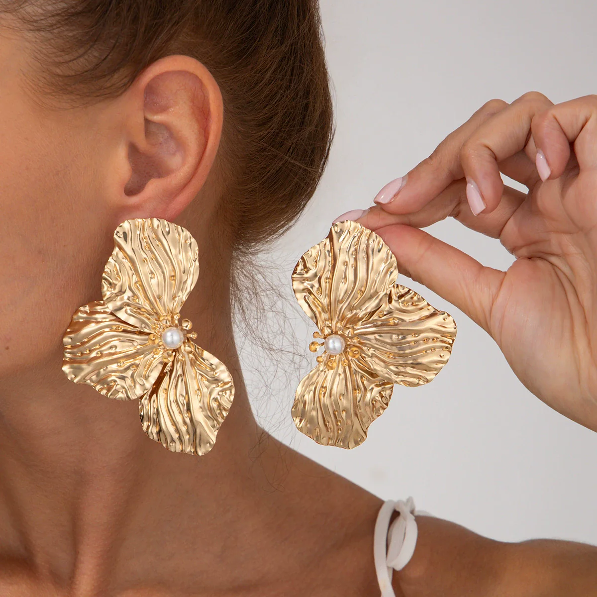 Alloy Flower Pleated Electroplated Women's Earrings - Image 8