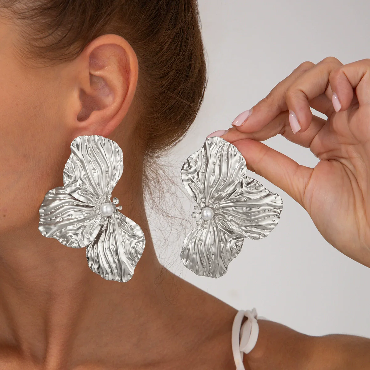 Alloy Flower Pleated Electroplated Women's Earrings - Image 9