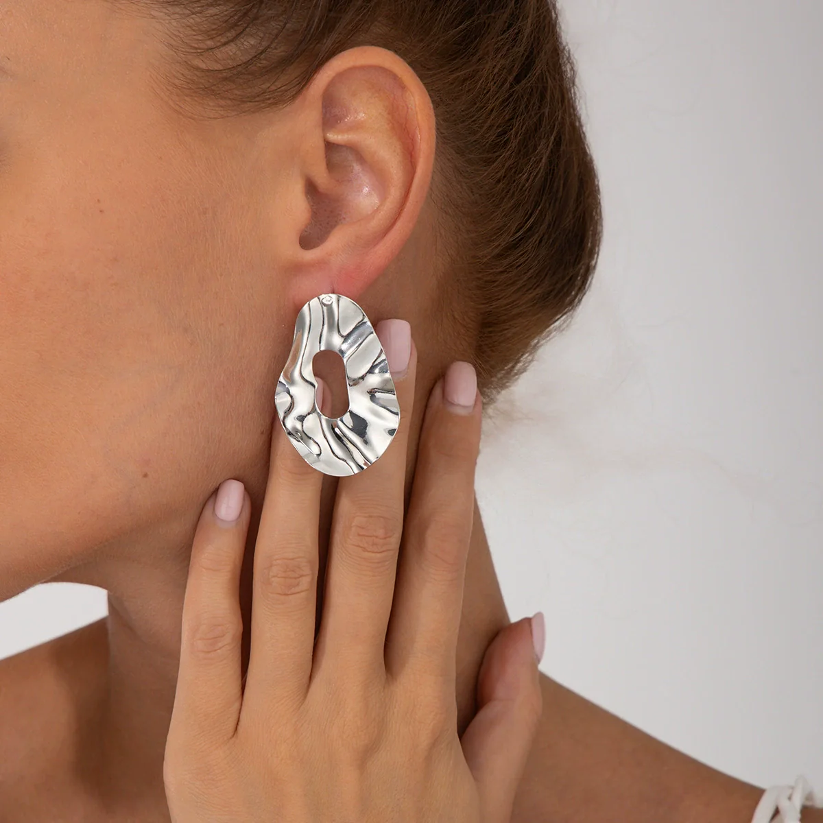 Alloy Geometric Hollow Pleated Electroplated Women's Earrings - Image 2