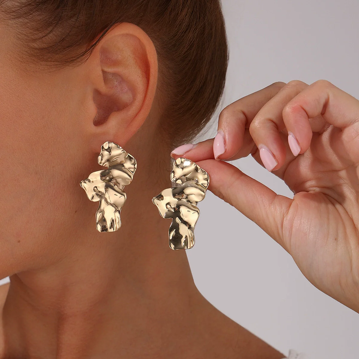 Alloy Geometric Hollow Pleated Electroplated Women's Earrings - Image 3