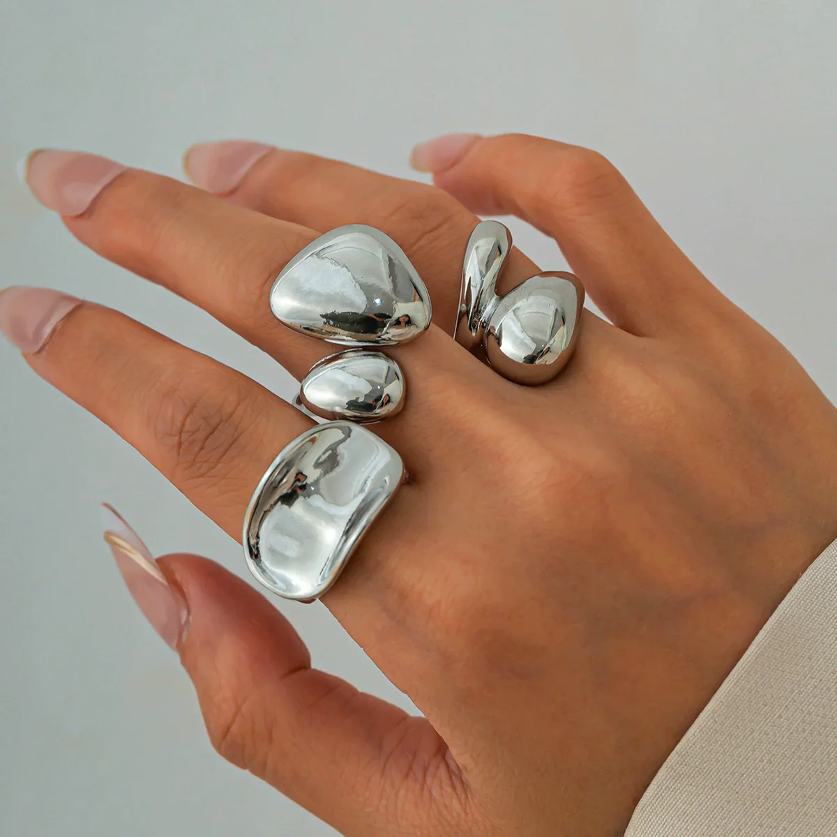 Alloy Geometric Hollow Twist Hug Ring For Women With Electroplating - Image 7