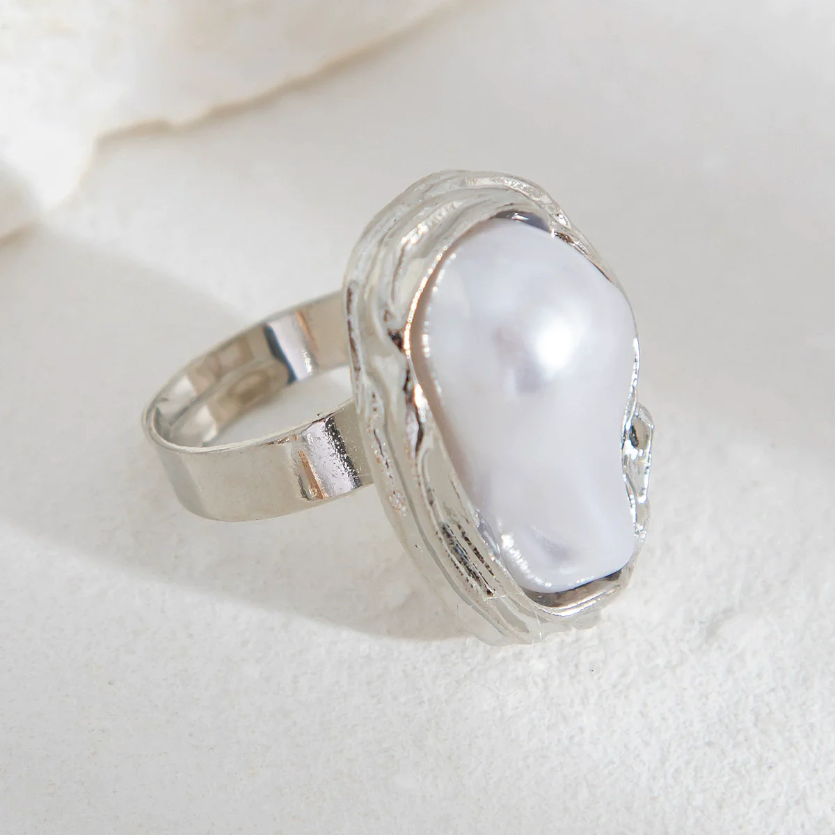 Alloy Geometric Hollow Women's Ring With Flower Pattern And Electroplating Treatment - Image 10