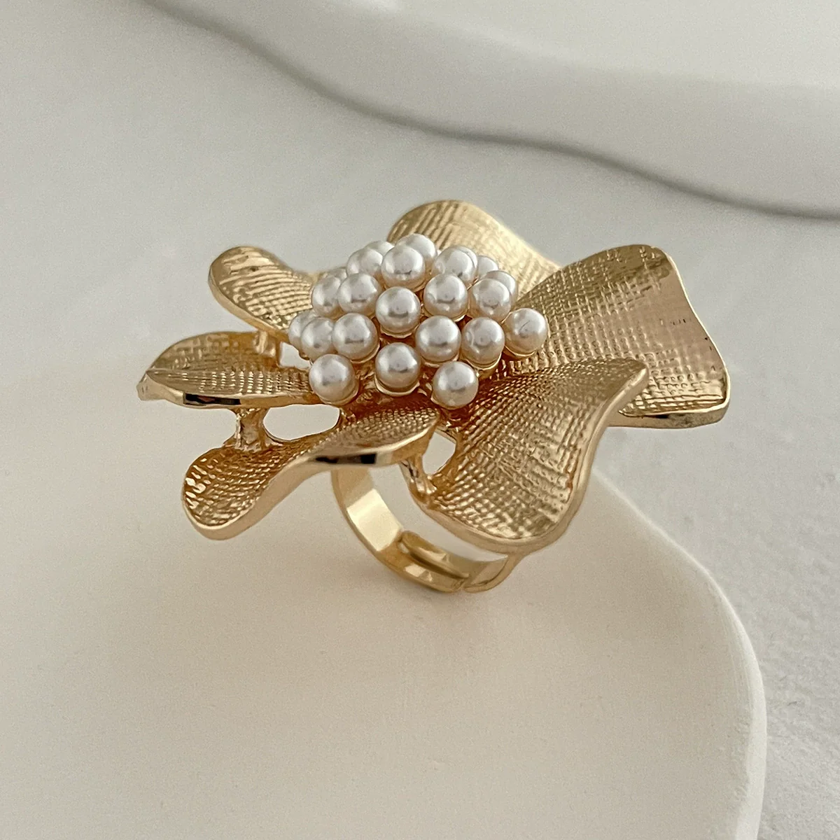 Alloy Geometric Hollow Women's Ring With Flower Pattern And Electroplating Treatment - Image 5