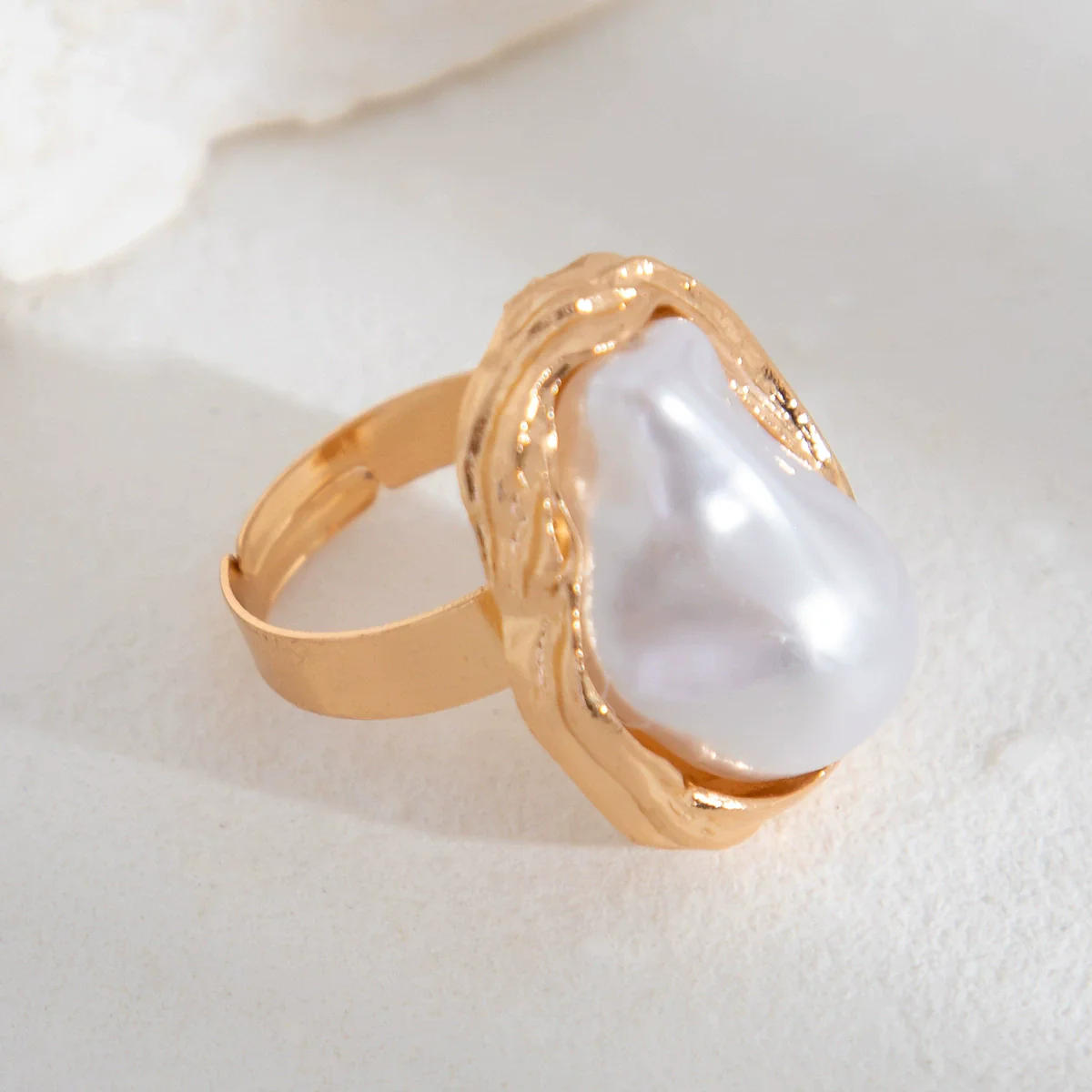 Alloy Geometric Hollow Women's Ring With Flower Pattern And Electroplating Treatment - Image 9