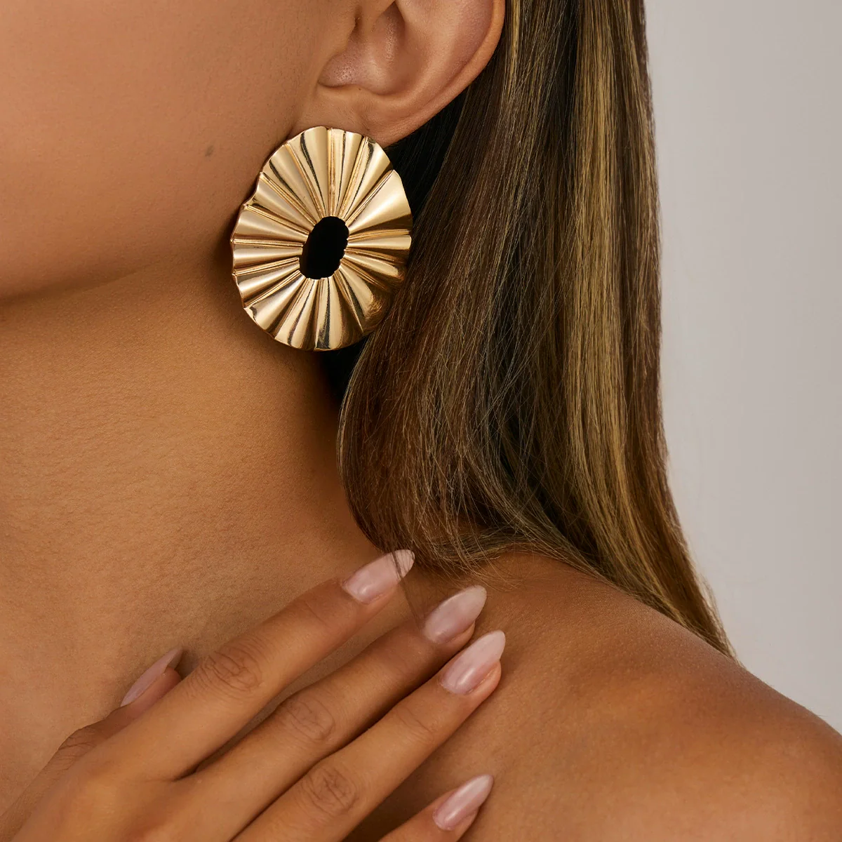 Alloy Geometric Sunflower Hammered Electroplated Women's Earrings - Image 2