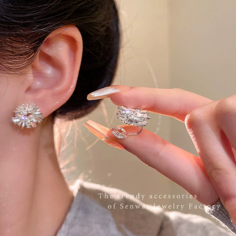 Alloy Geometric Sunflower Pearl Women's Light Luxury Minimalist Electroplating Ear Clip Earrings - Image 3