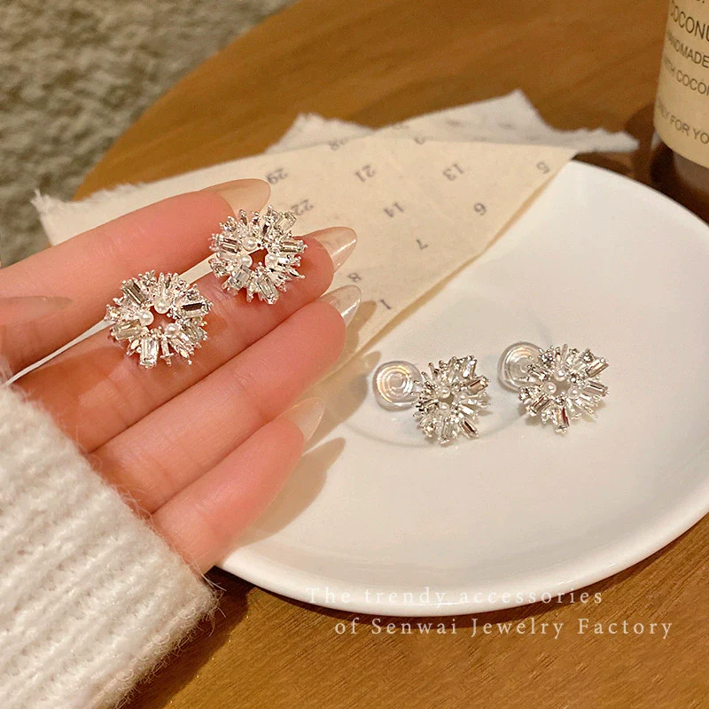Alloy Geometric Sunflower Pearl Women's Light Luxury Minimalist Electroplating Ear Clip Earrings - Image 4