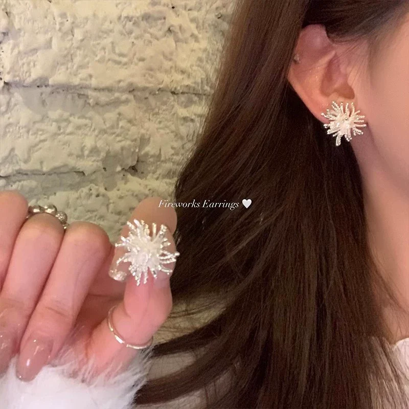 Alloy Geometric Sunflower Pearl Women's Light Luxury Minimalist Electroplating Ear Clip Earrings - Image 8