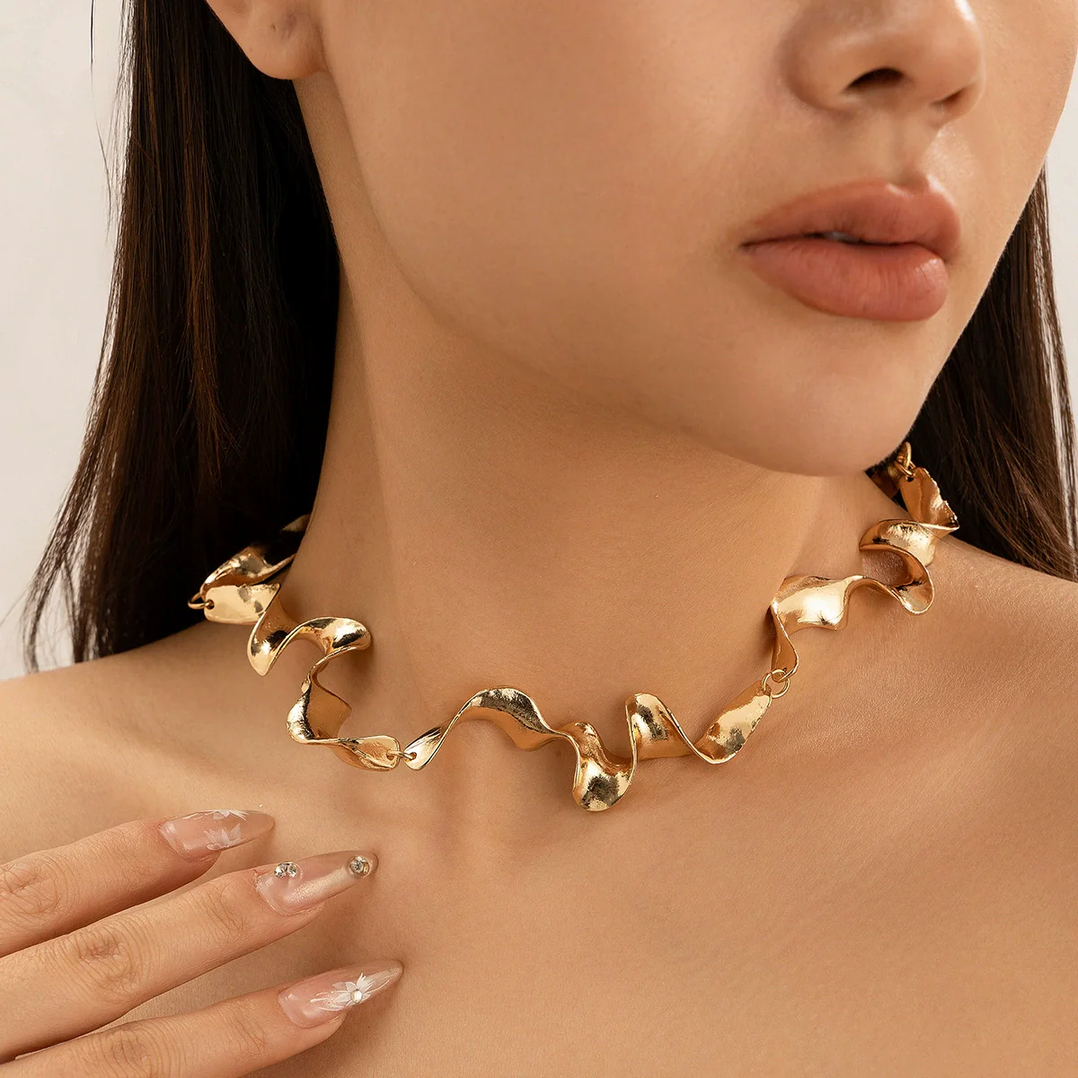Alloy Geometric Twist Design Electroplated Women's Choker Necklace With Liquid Lava Metal Texture - Image 4