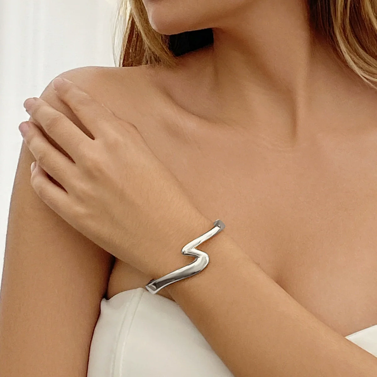 Alloy Geometry Curved Zshaped Glow Spring Electroplated Metal Bracelet - Image 2