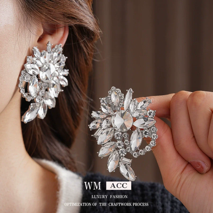 Alloy Heart Geometric Diamond Stud Earrings For Women Light Luxury Minimalist Exaggerated Highend Niche - Image 2
