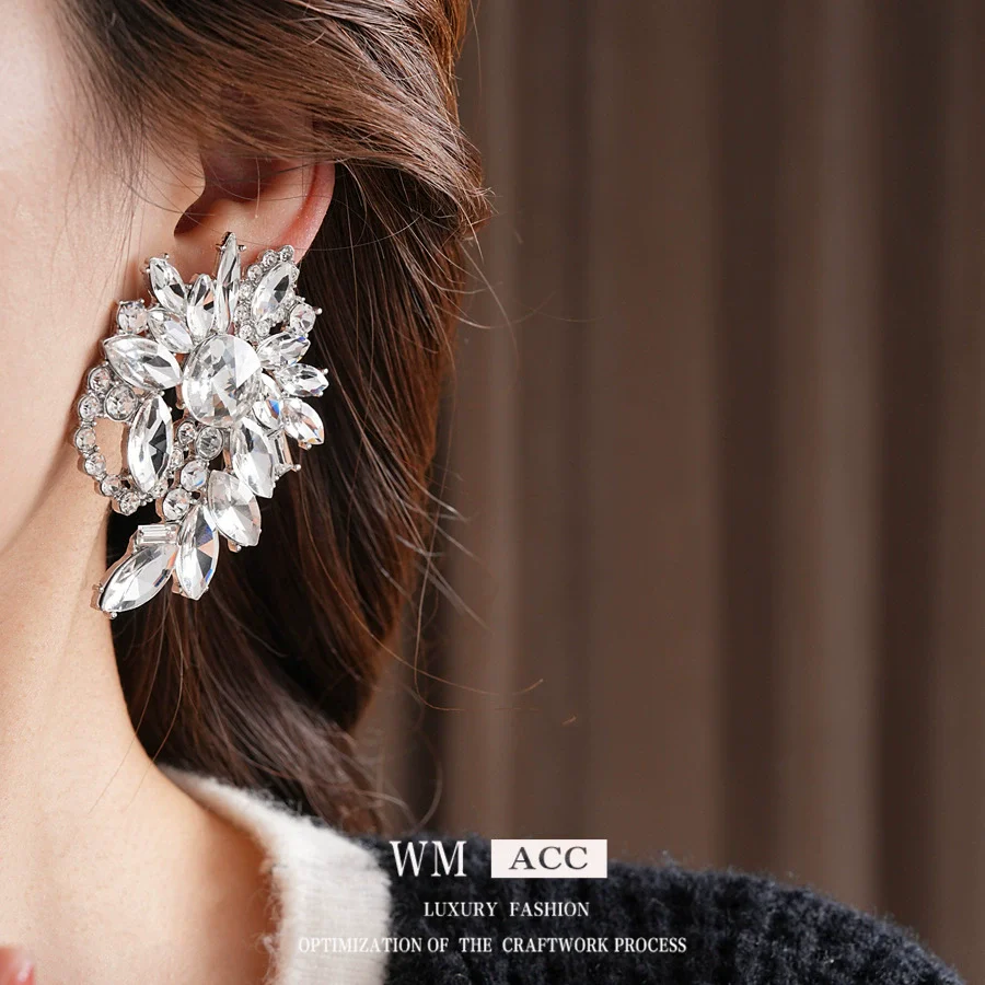 Alloy Heart Geometric Diamond Stud Earrings For Women Light Luxury Minimalist Exaggerated Highend Niche - Image 4