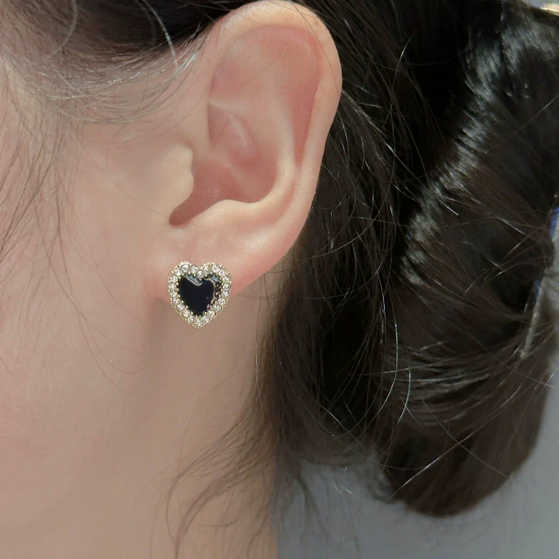 Alloy Heart Pattern Light Luxury Cold Style Electroplated Women's Earrings - Image 4