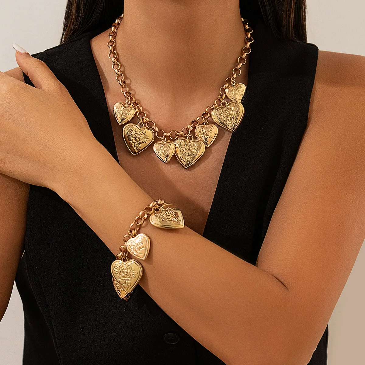 Alloy Heartshaped Pendant Clavicle Chain Necklace With Exaggerated Style And Electroplating Treatment
