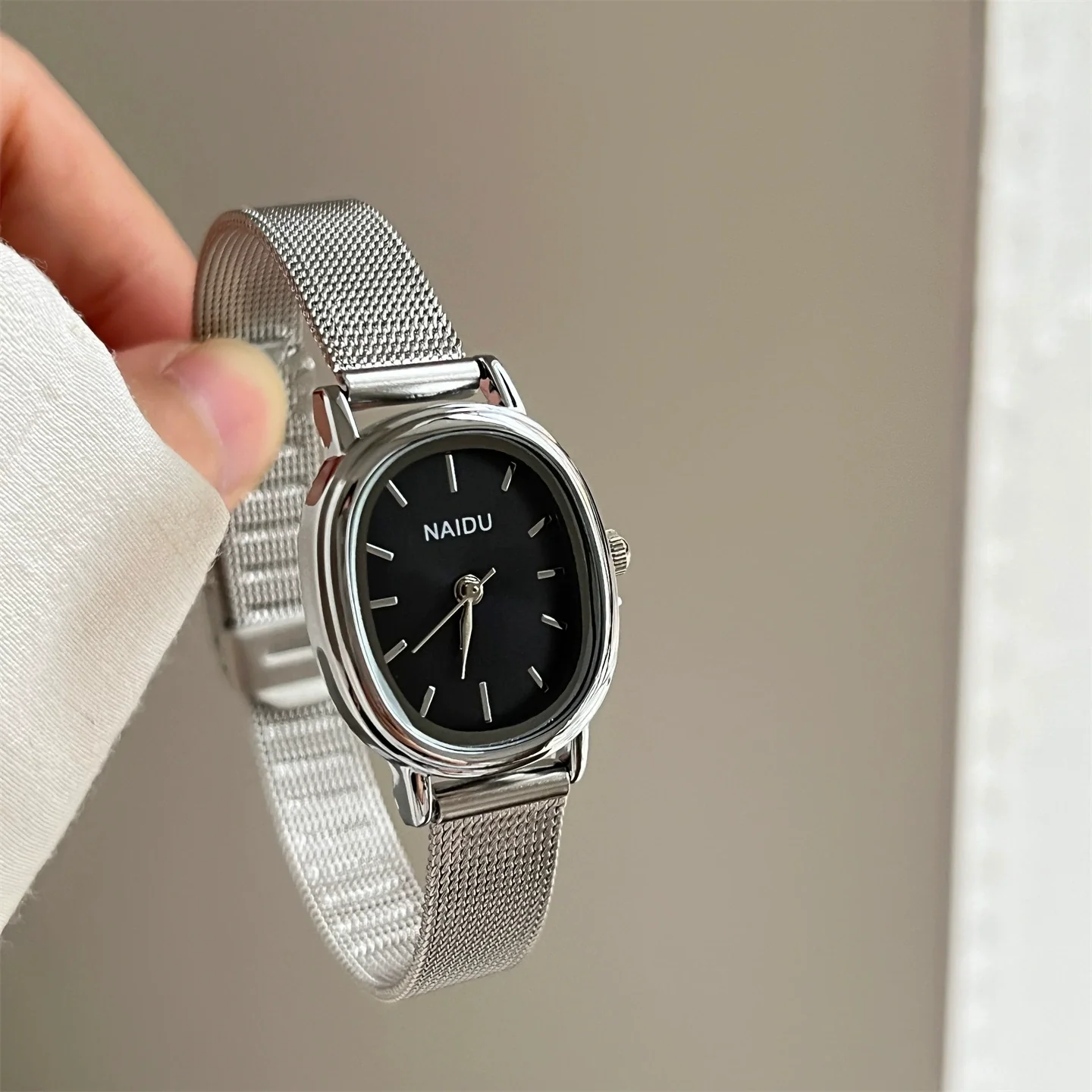 Alloy Mesh Strap Oval Dial Female Student Fashion Light Luxury Watch With Spiral Crown And Single Folding Buckle - Image 5