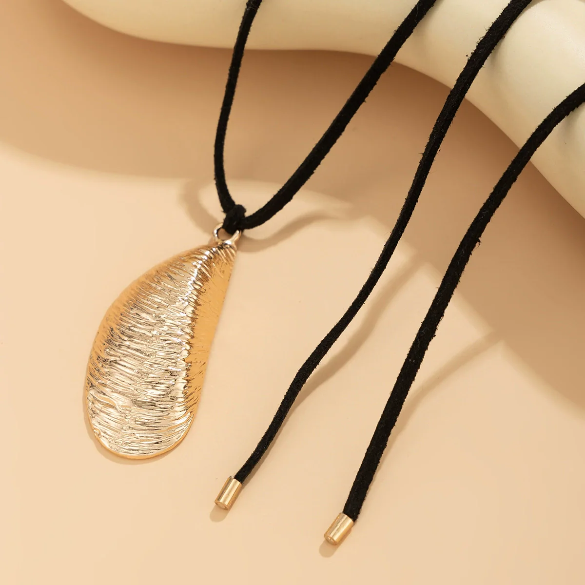 Alloy Metal Asymmetrical Geometric Water Drop Pendant Necklace With Electroplating And Flannel Chain - Image 4
