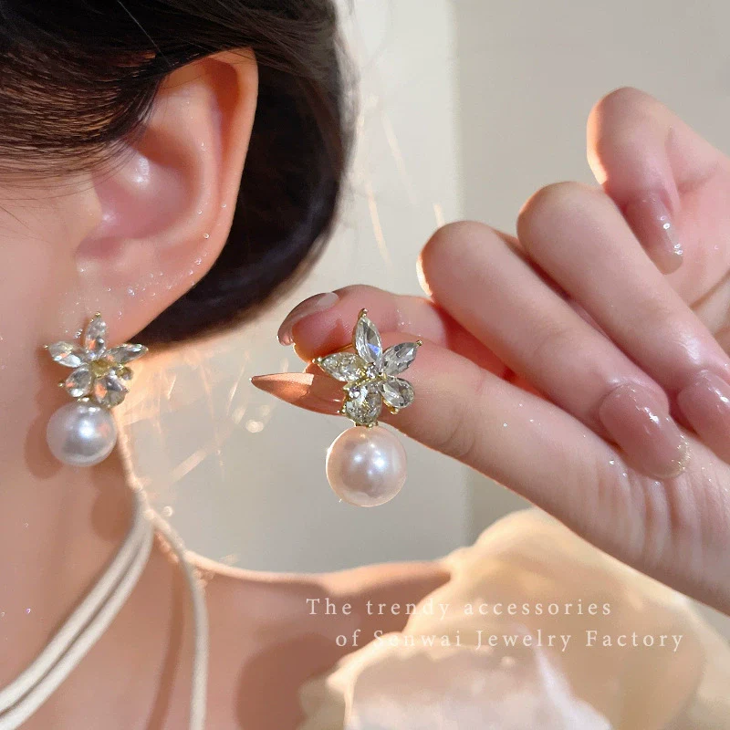 Alloy Pearl Flower Electroplated Women's Earrings - Image 3
