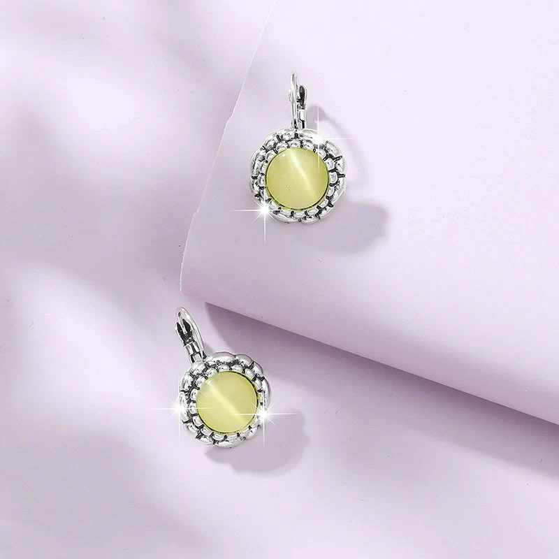 Alloy Retro Cat's Eye Sunflower Diamond Women's Earrings - Image 3