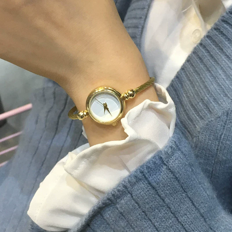 Antique Style Gold Women's Watch With Round Dial Alloy Case And Strap Stainless Steel Clasp