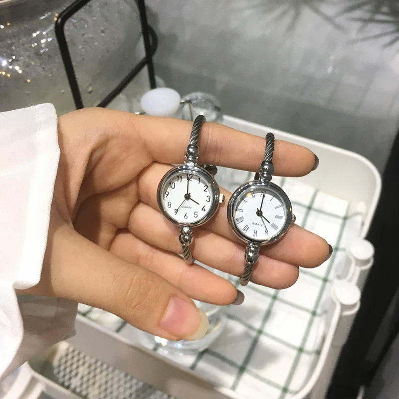 Antique Style Gold Women's Watch With Round Dial Alloy Case And Strap Stainless Steel Clasp - Image 2