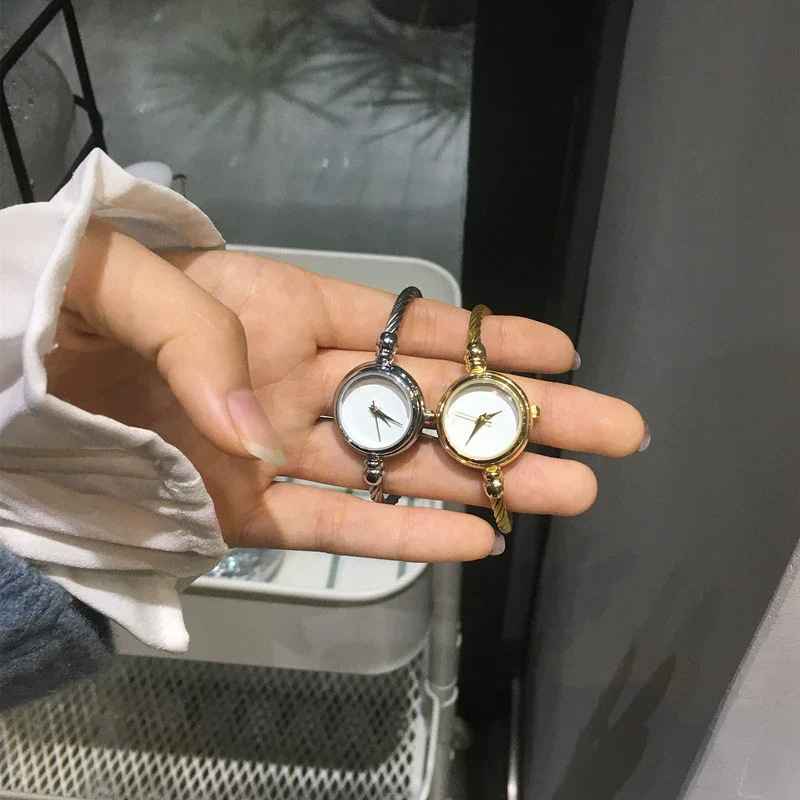 Antique Style Gold Women's Watch With Round Dial Alloy Case And Strap Stainless Steel Clasp - Image 3