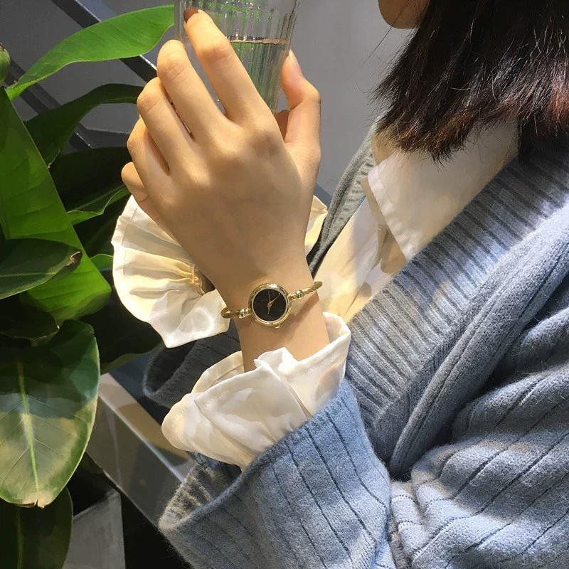 Antique Style Gold Women's Watch With Round Dial Alloy Case And Strap Stainless Steel Clasp - Image 4
