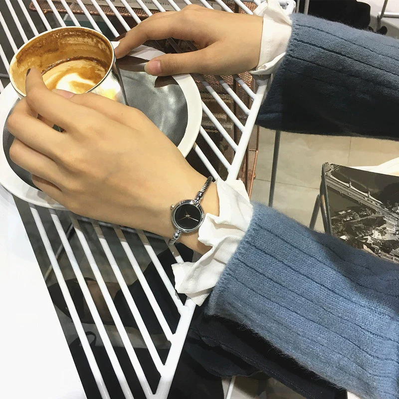 Antique Style Gold Women's Watch With Round Dial Alloy Case And Strap Stainless Steel Clasp - Image 5