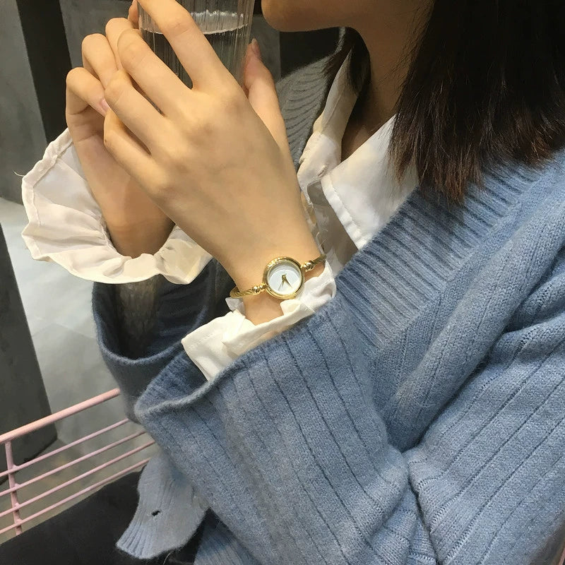Antique Style Gold Women's Watch With Round Dial Alloy Case And Strap Stainless Steel Clasp - Image 6