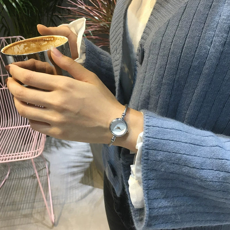 Antique Style Gold Women's Watch With Round Dial Alloy Case And Strap Stainless Steel Clasp - Image 7