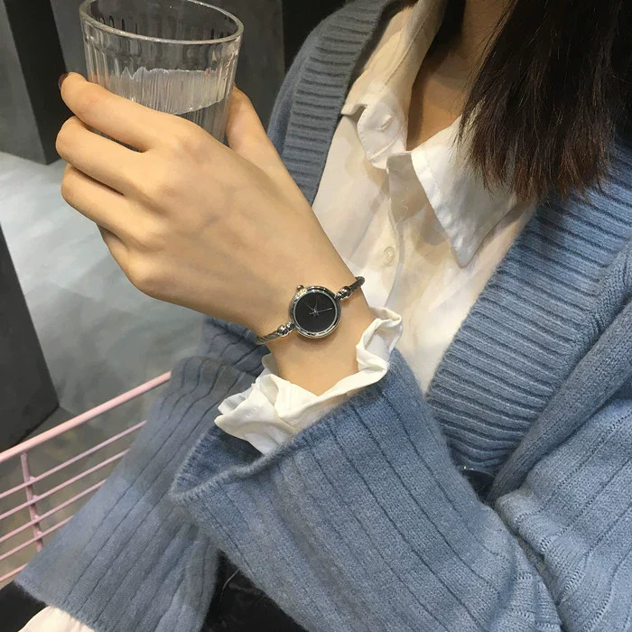 Antique Style Gold Women's Watch With Round Dial Alloy Case And Strap Stainless Steel Clasp - Image 8