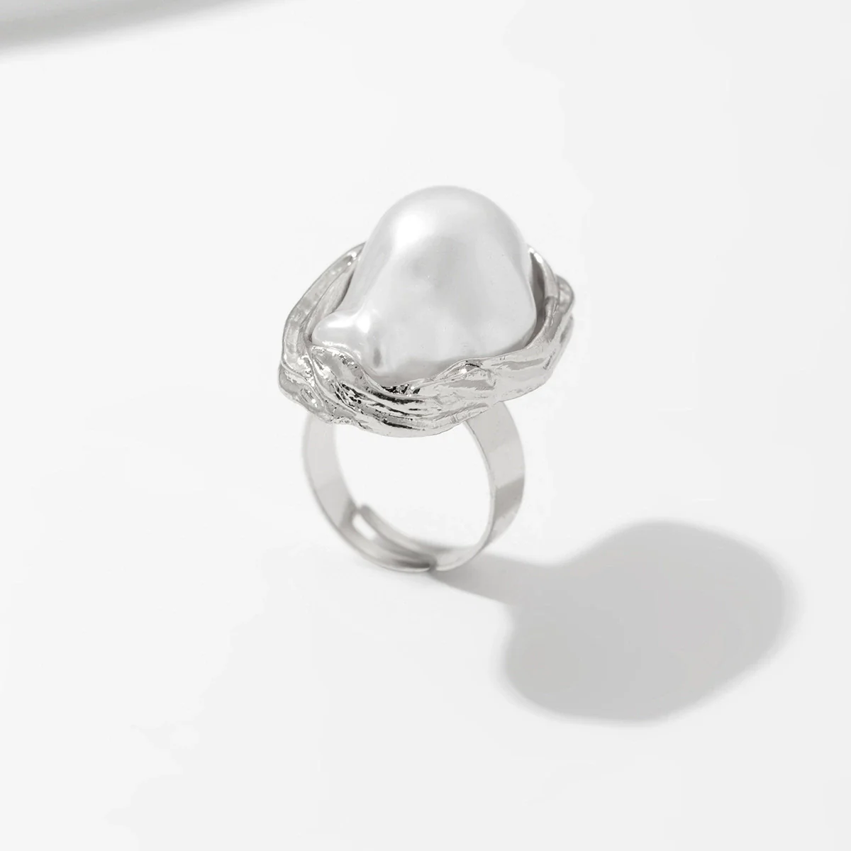 Baroque Style Metal Imitation Pearl Pleated Flower Ring For Women With Electroplating - Image 4