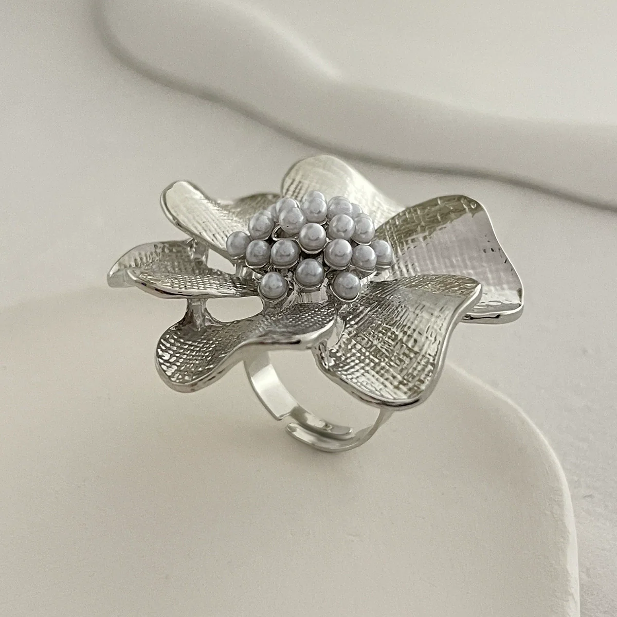 Baroque Style Metal Imitation Pearl Pleated Flower Ring For Women With Electroplating - Image 6