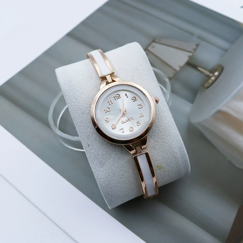 Casual Female Quartz Watch Alloy Strap Round Dial - Image 2