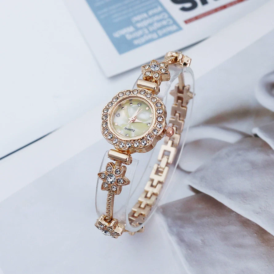 Casual Women's Alloy And Stainless Steel Bracelet Watch With Flower Shape Dial And Diamondstudded Design - Image 3