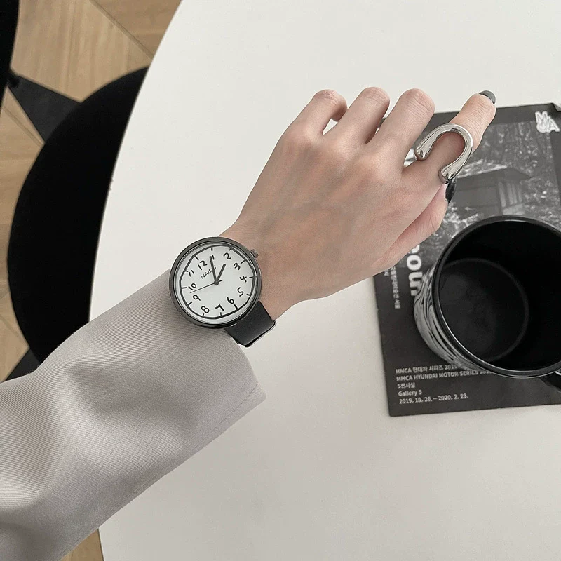 Couple Watch Alloy Case Ordinary Glass Mirror Black And White Graffiti Leisure Style - Image 3
