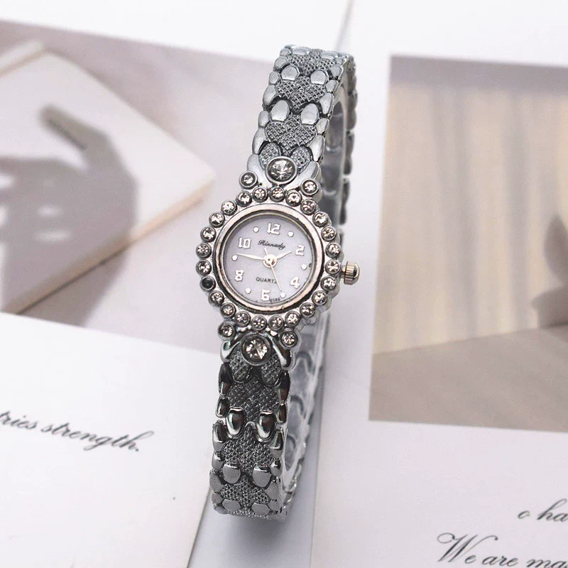 Engraved Retro French Alloy Bracelet Watch For Women With Diamondencrusted And Round Dial - Image 4