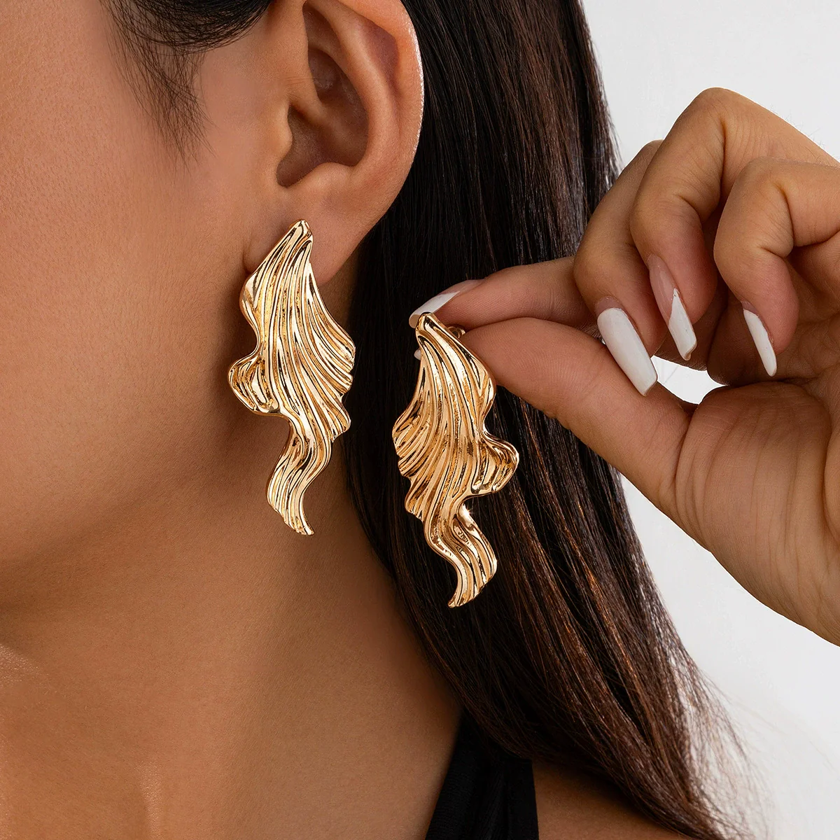 Exaggerated Creative Metal Small Fish Pendant Earrings For Women Electroplated - Image 4