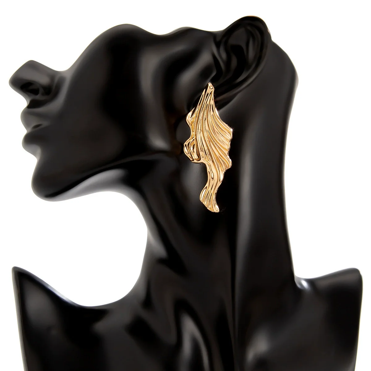 Exaggerated Creative Metal Small Fish Pendant Earrings For Women Electroplated - Image 5