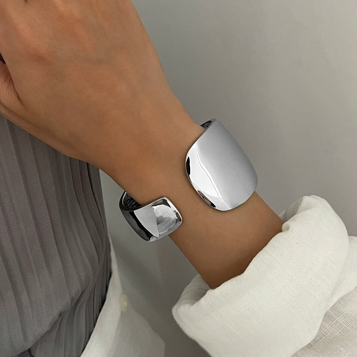 Exaggerated Geometric Alloy Electroplated Bracelet - Image 4