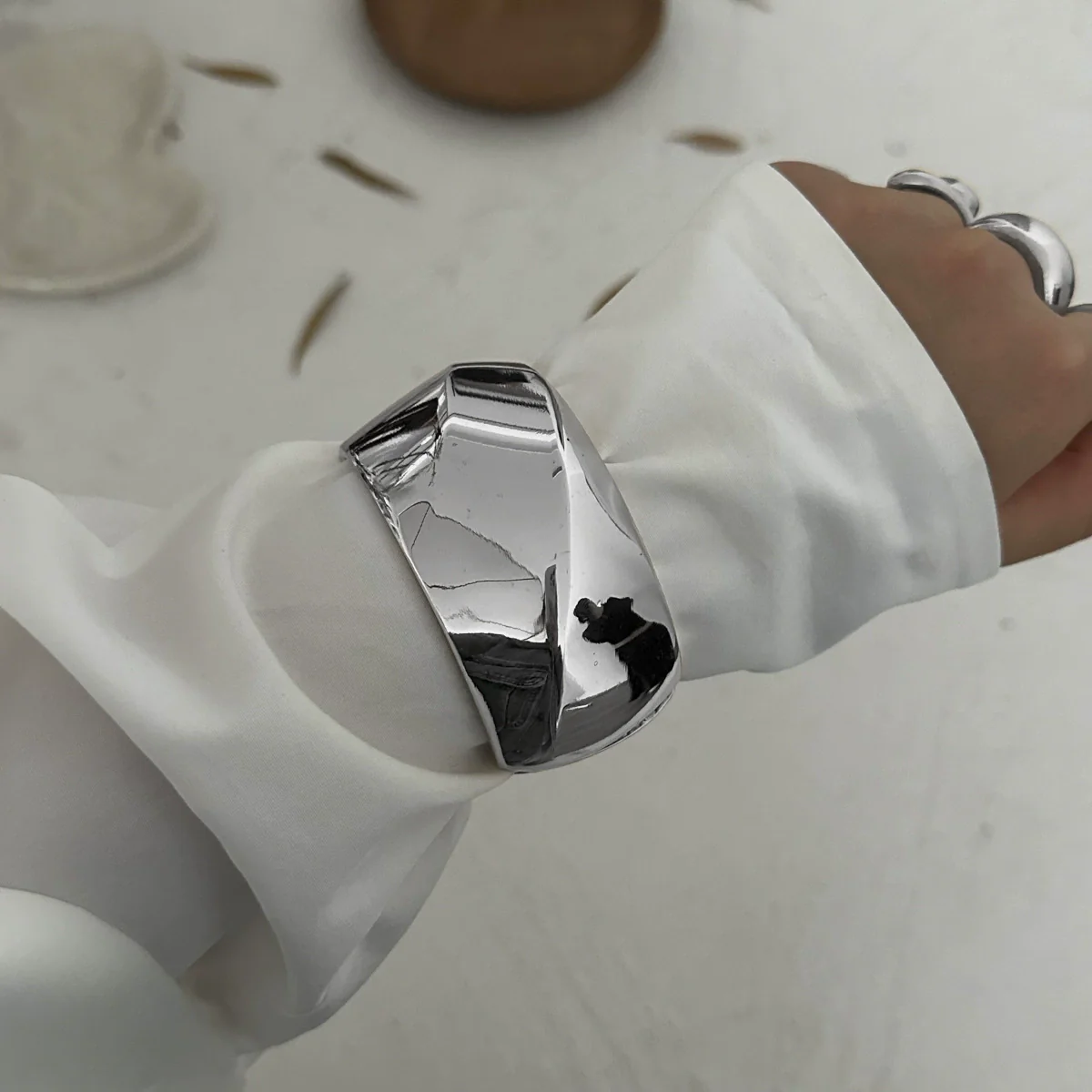 Exaggerated Geometric Metal Electroplated Irregular Wave Wide Spring Bracelet - Image 3